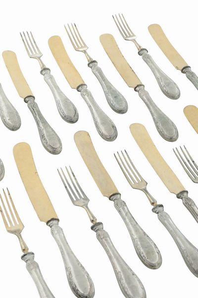 Insieme 12 forchette e 12 coltelli da dessert. Argenteria italiana del XX secolo  - Asta Argenti e Icone - Associazione Nazionale - Case d'Asta italiane
