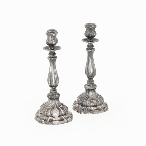 Coppia di candelieri. Argenteria italiana del XX secolo. Argentiere Castaudi & Gautero, Vercelli  - Asta Argenti e Icone - Associazione Nazionale - Case d'Asta italiane