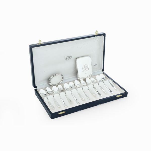 Lotto composto da servizio da 12 cucchiaini in argento e due scatoline. Italia e Inghilterra XX secolo  - Asta Argenti e Icone - Associazione Nazionale - Case d'Asta italiane