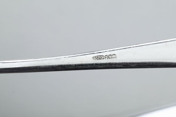 Lotto composto da servizio da 12 cucchiaini in argento e due scatoline. Italia e Inghilterra XX secolo  - Asta Argenti e Icone - Associazione Nazionale - Case d'Asta italiane