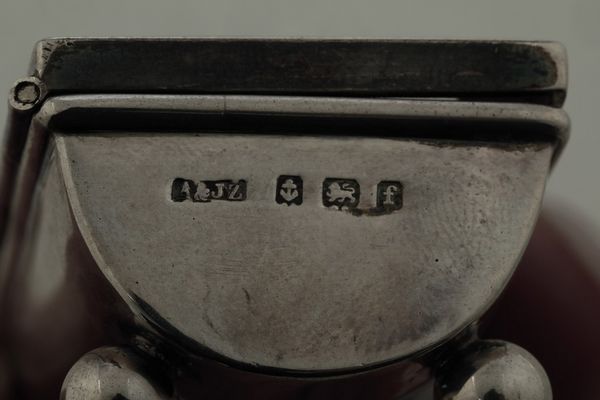 Lotto comprendente cucchiaino, portafiammiferi, portafrancobolli, portafiammiferi da tavolo, più lattiera.Inghilterra XIX-XX secolo  - Asta Argenti e Icone - Associazione Nazionale - Case d'Asta italiane