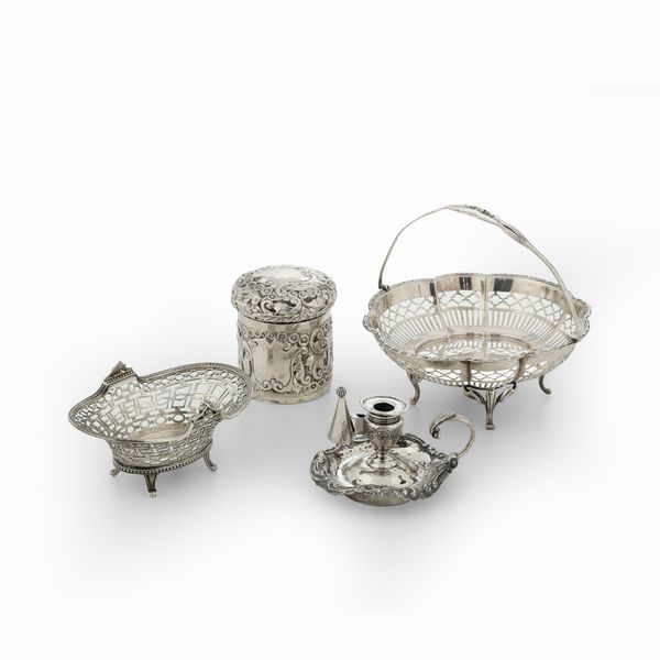 Lotto composto da cestino tondo, cestino ovale scatolina e bugia, Inghilterra XIX-XX secolo  - Asta Argenti e Icone - Associazione Nazionale - Case d'Asta italiane