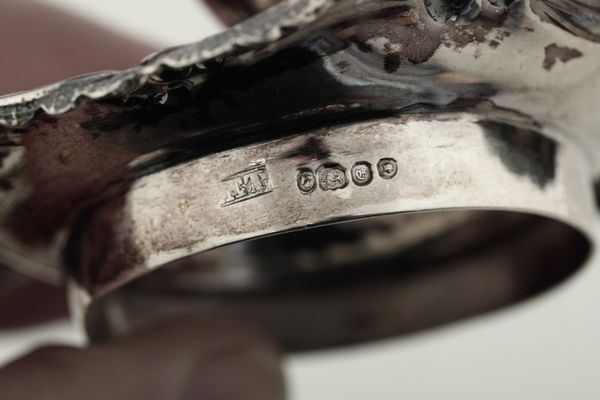 Lotto composto da cestino tondo, cestino ovale scatolina e bugia, Inghilterra XIX-XX secolo  - Asta Argenti e Icone - Associazione Nazionale - Case d'Asta italiane