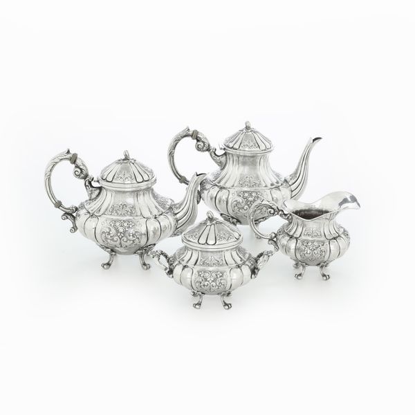 Servizio di tè e caffè in gusto neo barocco. Argenteria artistica milanese. Marchio con fascio littorio in uso dal 1935 al 1945. Argentiere Carmelo Ganci  - Asta Argenti e Icone - Associazione Nazionale - Case d'Asta italiane