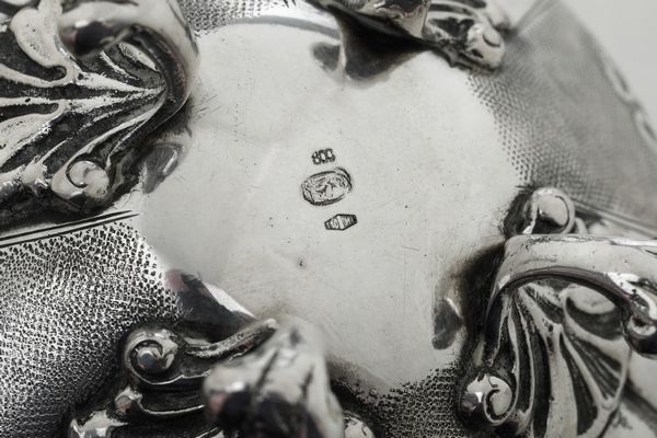 Servizio di tè e caffè in gusto neo barocco. Argenteria artistica milanese. Marchio con fascio littorio in uso dal 1935 al 1945. Argentiere Carmelo Ganci  - Asta Argenti e Icone - Associazione Nazionale - Case d'Asta italiane