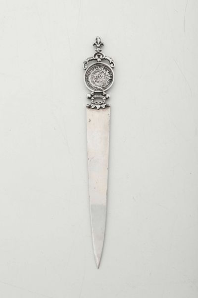 Tagliacarte. Argento fuso, traforato e cesellato. Marchio non identificato.  - Asta Argenti e Icone - Associazione Nazionale - Case d'Asta italiane