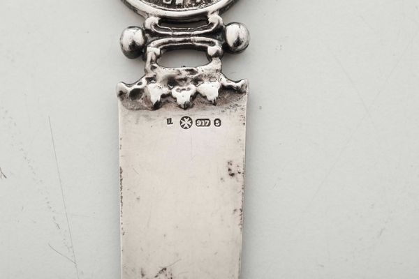 Tagliacarte. Argento fuso, traforato e cesellato. Marchio non identificato.  - Asta Argenti e Icone - Associazione Nazionale - Case d'Asta italiane