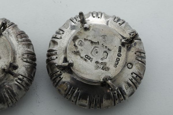 Tre coppie di saliere, 2 coppie apparentemente prive di punzoni  - Asta Argenti e Icone - Associazione Nazionale - Case d'Asta italiane