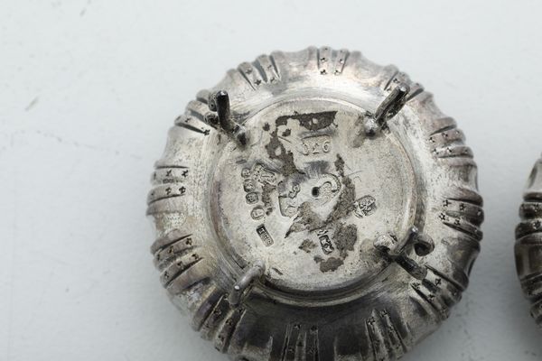 Tre coppie di saliere, 2 coppie apparentemente prive di punzoni  - Asta Argenti e Icone - Associazione Nazionale - Case d'Asta italiane