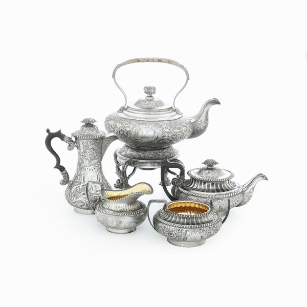 Servizio composto da bollitore, baffettiera, teiera, lattiera e zuccheriera in metallo argentato  - Asta Argenti e Icone - Associazione Nazionale - Case d'Asta italiane