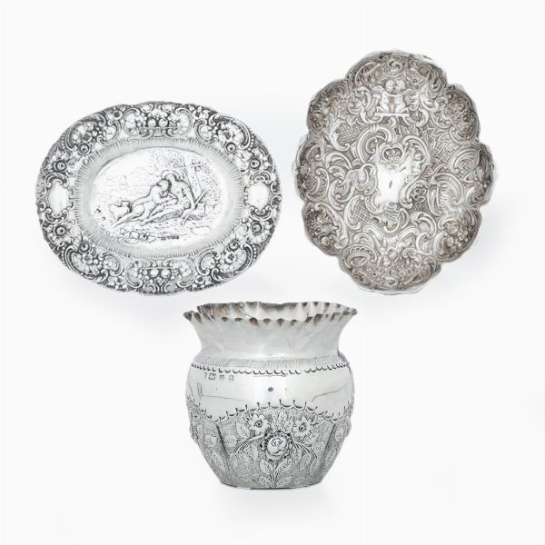 Insieme di vaso, Birmingham 1906, marchio dell'argentiere consunto e due vassoietti diversi, Inghilterra XX secolo  - Asta Argenti e Icone - Associazione Nazionale - Case d'Asta italiane