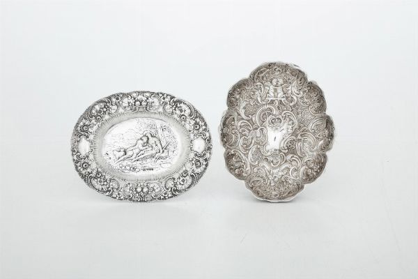 Insieme di vaso, Birmingham 1906, marchio dell'argentiere consunto e due vassoietti diversi, Inghilterra XX secolo  - Asta Argenti e Icone - Associazione Nazionale - Case d'Asta italiane