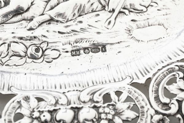 Insieme di vaso, Birmingham 1906, marchio dell'argentiere consunto e due vassoietti diversi, Inghilterra XX secolo  - Asta Argenti e Icone - Associazione Nazionale - Case d'Asta italiane