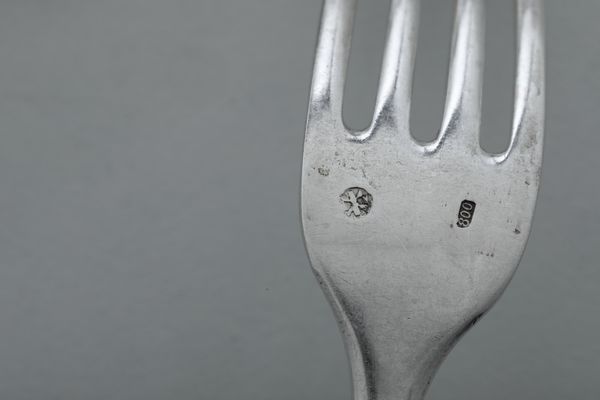 Servizio di posate decorato con stemma. Germania XX secolo  - Asta Argenti e Icone - Associazione Nazionale - Case d'Asta italiane