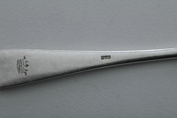 Servizio di posate decorato con stemma. Germania XX secolo  - Asta Argenti e Icone - Associazione Nazionale - Case d'Asta italiane