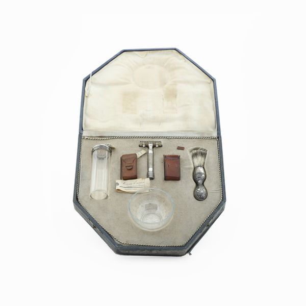 Set da barba. Germania inizio XX secolo  - Asta Argenti e Icone - Associazione Nazionale - Case d'Asta italiane