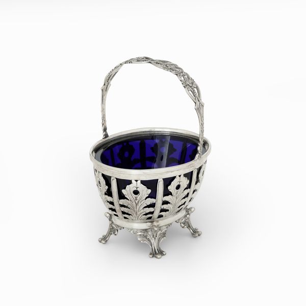 Cestino con ciotola in vetro blu cobalto, apparentemente privo di punzonatura, Europa XX secolo  - Asta Argenti e Icone - Associazione Nazionale - Case d'Asta italiane