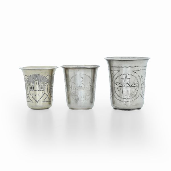 Tre bicchieri, Argento fuso, sbalzato e cesellato. Russia fine XIX secolo, differenti manifatture  - Asta Argenti e Icone - Associazione Nazionale - Case d'Asta italiane