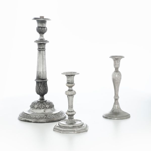 Candeliere a base esagonale, Veneto XVIII secolo e candeliere con decoro neoclassico, Stato Pontificio XIX secolo  - Asta Argenti e Icone - Associazione Nazionale - Case d'Asta italiane