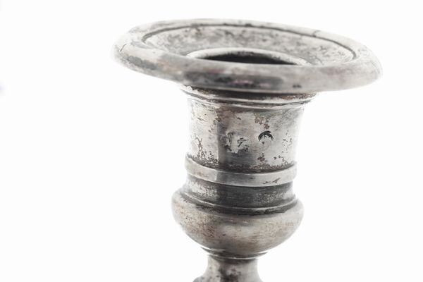 Candeliere a base esagonale, Veneto XVIII secolo e candeliere con decoro neoclassico, Stato Pontificio XIX secolo  - Asta Argenti e Icone - Associazione Nazionale - Case d'Asta italiane