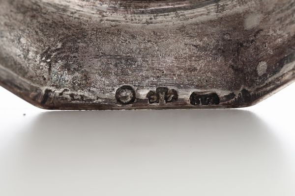 Candeliere a base esagonale, Veneto XVIII secolo e candeliere con decoro neoclassico, Stato Pontificio XIX secolo  - Asta Argenti e Icone - Associazione Nazionale - Case d'Asta italiane