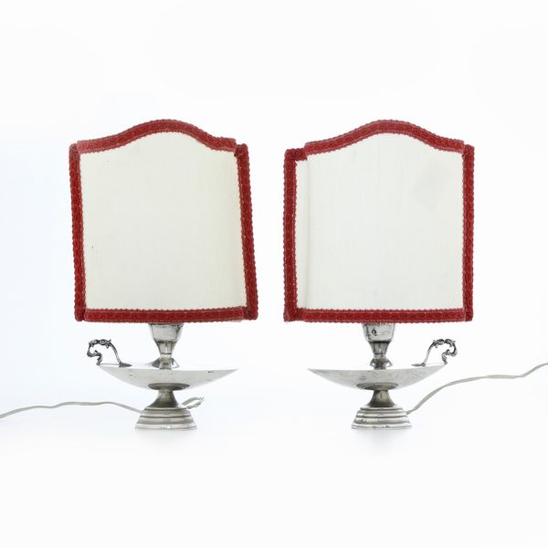 Coppia di piccoli lumi. Argenteria italiana della prima metà del XX secolo  - Asta Argenti e Icone - Associazione Nazionale - Case d'Asta italiane