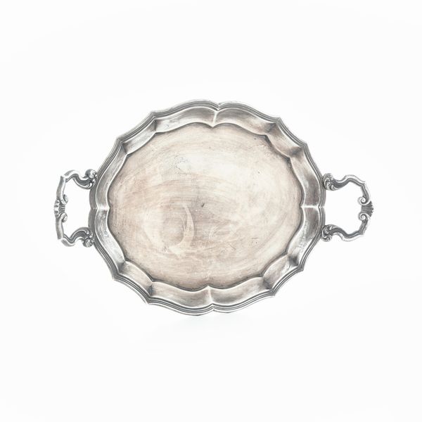 Vassoio biansato. Argenteria italiana della prima metà del XX secolo, bollo dell'argentiere consunto  - Asta Argenti e Icone - Associazione Nazionale - Case d'Asta italiane