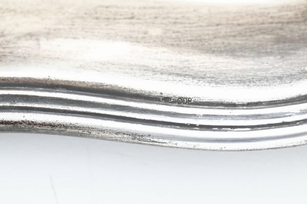 Vassoio biansato. Argenteria italiana della prima metà del XX secolo, bollo dell'argentiere consunto  - Asta Argenti e Icone - Associazione Nazionale - Case d'Asta italiane