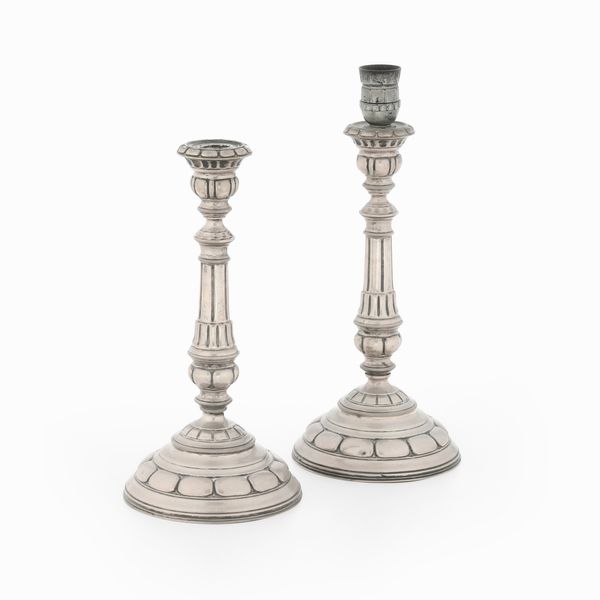 Coppia di candelieri. Argenteria italiana della prima metà del XX secolo.  - Asta Argenti e Icone - Associazione Nazionale - Case d'Asta italiane