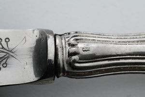 Lotto comporto da 6 forchette da dolce, 6 coltelli da dolce, una paletta e un coltello. Argenteria italiana del XX secolo  - Asta Argenti e Icone - Associazione Nazionale - Case d'Asta italiane