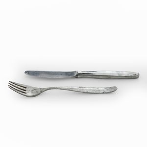 Lotto comporto da 6 forchette da dolce, 6 coltelli da dolce, una paletta e un coltello. Argenteria italiana del XX secolo  - Asta Argenti e Icone - Associazione Nazionale - Case d'Asta italiane