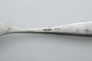 Lotto comporto da 6 forchette da dolce, 6 coltelli da dolce, una paletta e un coltello. Argenteria italiana del XX secolo  - Asta Argenti e Icone - Associazione Nazionale - Case d'Asta italiane