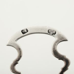 Lotto composto da colino, doppio cucchiaio, coppetta, mostardiera con vetro blu, piccola saliera con vetro blu, lattiera e mug, Inghilterra XIX-XX secolo  - Asta Argenti e Icone - Associazione Nazionale - Case d'Asta italiane