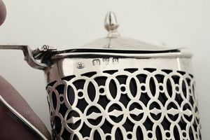 Lotto composto da colino, doppio cucchiaio, coppetta, mostardiera con vetro blu, piccola saliera con vetro blu, lattiera e mug, Inghilterra XIX-XX secolo  - Asta Argenti e Icone - Associazione Nazionale - Case d'Asta italiane