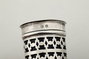 Lotto composto da colino, doppio cucchiaio, coppetta, mostardiera con vetro blu, piccola saliera con vetro blu, lattiera e mug, Inghilterra XIX-XX secolo  - Asta Argenti e Icone - Associazione Nazionale - Case d'Asta italiane