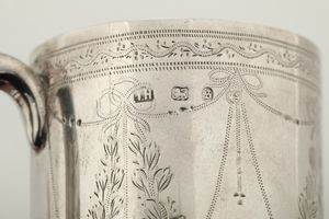 Lotto composto da colino, doppio cucchiaio, coppetta, mostardiera con vetro blu, piccola saliera con vetro blu, lattiera e mug, Inghilterra XIX-XX secolo  - Asta Argenti e Icone - Associazione Nazionale - Case d'Asta italiane