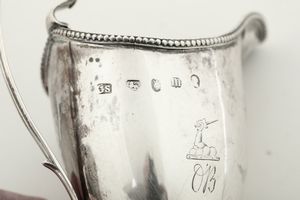 Lotto composto da colino, doppio cucchiaio, coppetta, mostardiera con vetro blu, piccola saliera con vetro blu, lattiera e mug, Inghilterra XIX-XX secolo  - Asta Argenti e Icone - Associazione Nazionale - Case d'Asta italiane