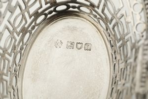 Lotto composto da cestino tondo, cestino ovale scatolina e bugia, Inghilterra XIX-XX secolo  - Asta Argenti e Icone - Associazione Nazionale - Case d'Asta italiane