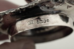 Lotto composto da cestino tondo, cestino ovale scatolina e bugia, Inghilterra XIX-XX secolo  - Asta Argenti e Icone - Associazione Nazionale - Case d'Asta italiane