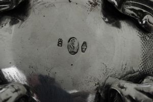 Servizio di tè e caffè in gusto neo barocco. Argenteria artistica milanese. Marchio con fascio littorio in uso dal 1935 al 1945. Argentiere Carmelo Ganci  - Asta Argenti e Icone - Associazione Nazionale - Case d'Asta italiane