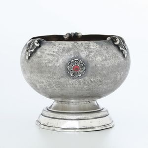 Vasetto. Argenteria milanese del XX secolo, bollo con fascio littorio in uso dal 1935 al 1945, argentiere S.AN Fabbrica argenterie F.lli Broggi  - Asta Argenti e Icone - Associazione Nazionale - Case d'Asta italiane