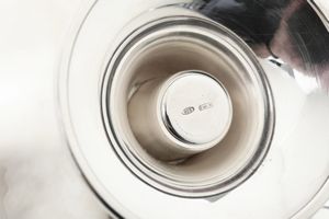 Porta candela. Argenteria artistica milanese del XX-XXI secolo. Argentiere designer Gabriele Devecchi  - Asta Argenti e Icone - Associazione Nazionale - Case d'Asta italiane