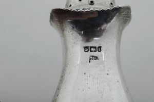 Spargizucchero e due spargisale. Sheffiled 1903  - Asta Argenti e Icone - Associazione Nazionale - Case d'Asta italiane