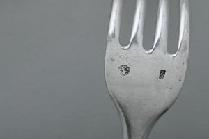 Servizio di posate decorato con stemma. Germania XX secolo  - Asta Argenti e Icone - Associazione Nazionale - Case d'Asta italiane