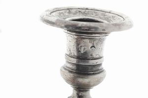 Candeliere a base esagonale, Veneto XVIII secolo e candeliere con decoro neoclassico, Stato Pontificio XIX secolo  - Asta Argenti e Icone - Associazione Nazionale - Case d'Asta italiane