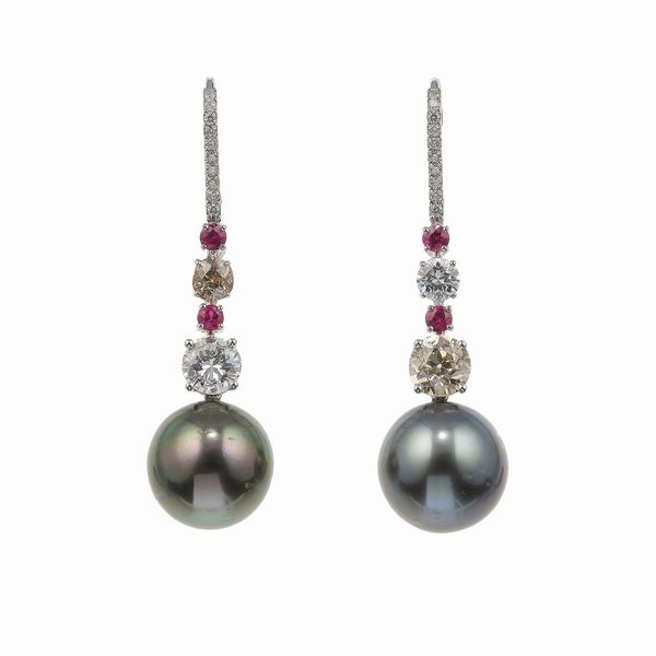 Orecchini pendenti con perle Tahiti, diamanti e rubini  - Asta Gioielli - Associazione Nazionale - Case d'Asta italiane