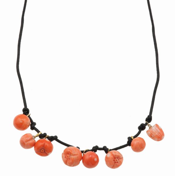 Otto pendenti in corallo inciso  - Asta Gioielli - Associazione Nazionale - Case d'Asta italiane