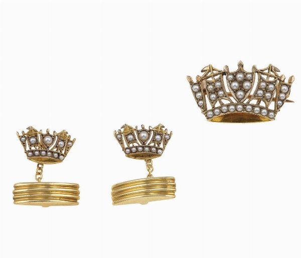 Set da uomo composto da una spilla ed un paio di bottoni da polso con piccole perle  - Asta Gioielli - Associazione Nazionale - Case d'Asta italiane