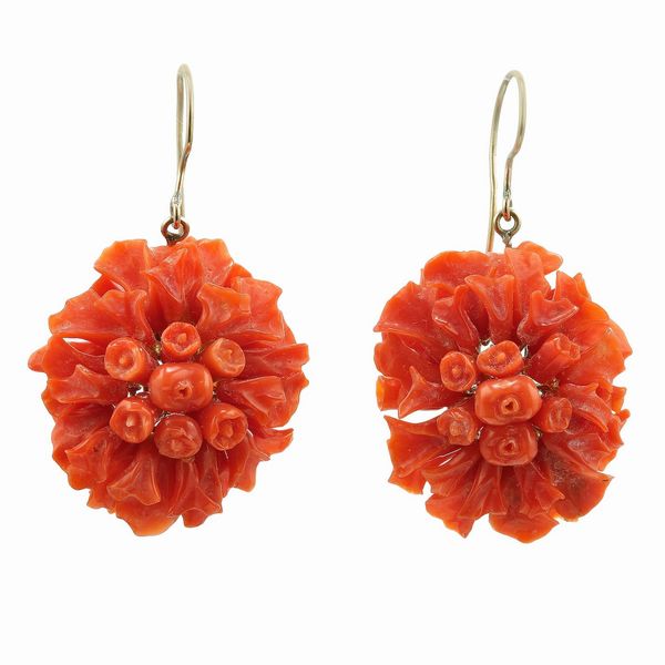 Orecchini con corallo inciso  - Asta Gioielli - Associazione Nazionale - Case d'Asta italiane