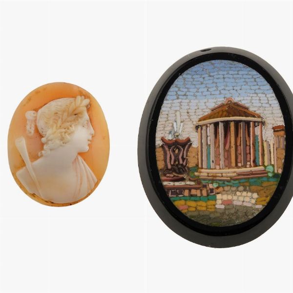 Lotto costituito da un cammeo su conchiglia e un micromosaico su pietra dura  - Asta Gioielli - Associazione Nazionale - Case d'Asta italiane